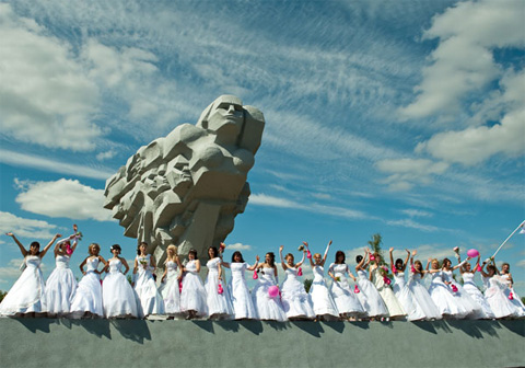 Более ста невест устроили забег на бульваре Энтузиастов!